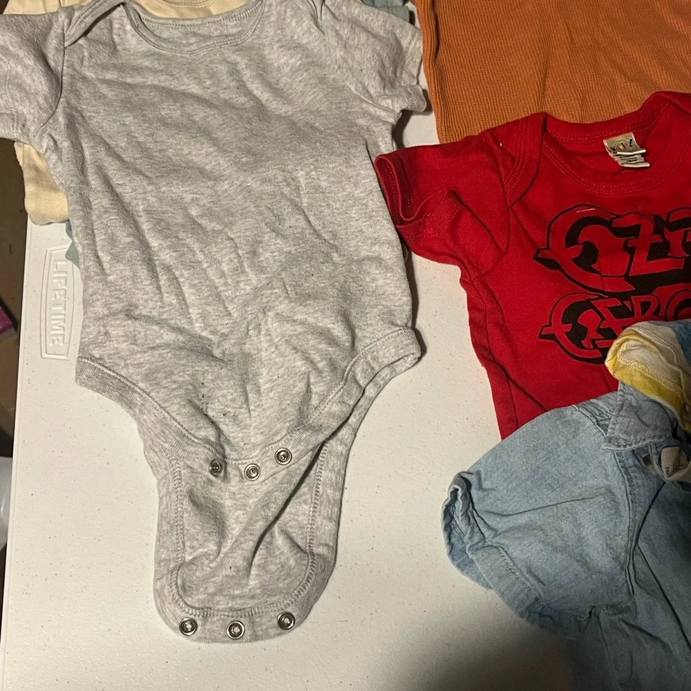 Boys clothes 12-18 months. Features 6 onesies, button cambray shirt & 2 t shirts - Picture 6 of 6
